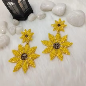 Modernos pendientes de cuentas de semillas personalizables con diseño de flor y lágrima de la marca india Blossom Craft India - Product Image 1