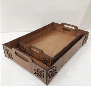 Bandeja de servicio de madera de color marrón oscuro con mango de metal dorado Bandeja de servicio de madera de acacia para la venta de India - Product Image 1