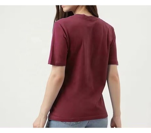 เสื้อยืดทรงเข้ารูปปักโลโก้สำหรับผู้หญิง เสื้อผ้ากีฬา โพลีเอสเตอร์ ทรงครอป - Product Image 4