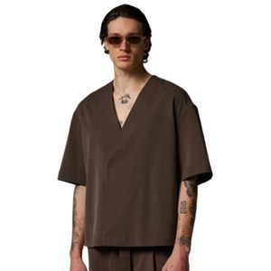 Chemise tissée élégante pour homme, manches courtes, col en V, style minimaliste, couleur marron unie, fabrication OEM, vente en gros, production en vrac - Product Image 5