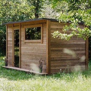 Pod de bien-être pour jardin de cour |   Revêtement mural horizontal en bois, fenêtre en verre et marche d'entrée |   Sauna extérieur - Product Image 2