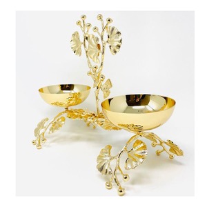 Elegante Soporte para Servir Frutos Secos de Metal Sostenible Hecho a Mano con Escultura Floral de Mariposa Dorada - Product Image 2