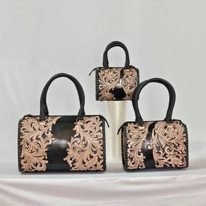 Sac de voyage mini Speedy pour femme en cuir véritable noir à 100 %, orné d'une seule pierre sur le dessus et de motifs floraux sculptés à la main - Product Image 5