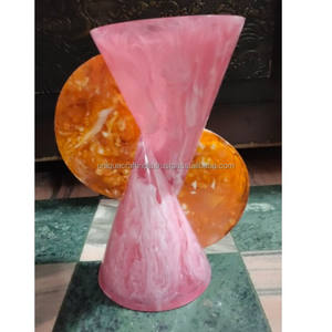 Jarrón de Resina Rosa Hecho a Mano con Detalles Circulares |   Florero Artístico Moderno con Diseño de Flores - Product Image 1