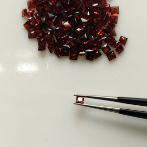 โกเมนสีแดงธรรมชาติ 3 มม. ทรงสี่เหลี่ยมเจ้าหญิงคัท คุณภาพดีที่สุด พลอยเม็ดเดี่ยวสำหรับทำเครื่องประดับ - Product Image 3