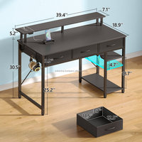 Bureau d'ordinateur rectangle moderne avec étagères Prises de courant Mobilier de bureau Style design en métal