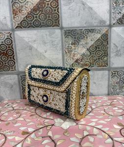 Elegante mini bolso clutch con adornos Kundan y finos detalles, ideal para bodas, bolso de mano metálico de F S International. - Product Image 2