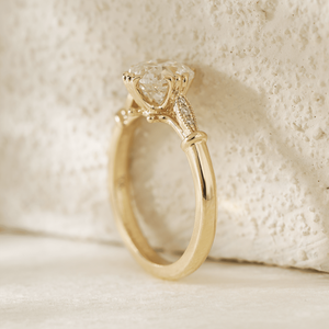 Anillo de Oro Amarillo Sólido de 14K con Diamante Cultivado en Laboratorio de 1.5ct con Corte Antiguo, Diseño Floral Art Nouveau de Triple Punta para Mujer - Product Image 5