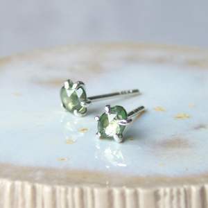 Pendientes de Plata con Zafiro Verde Natural, Corte Redondo, Engaste en Bisel, Certificado IGI, Joyería Artesanal Hecha a Mano para Mujer, Regalo - Product Image 5