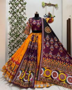 Ensemble Lehenga Choli de créateur jaune et violet pour Navratri, en coton mousseline épais, avec broderie de miroirs authentique et imprimé numérique, pour les festivals Garba et Dandiya - Product Image 6