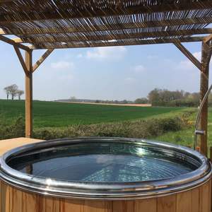 Jacuzzi autoportant en acier inoxydable 304 de 160 cm avec 1 lumière LED, couvercle en cèdre rouge et 1 escalier pour villa extérieure - Product Image 3