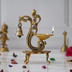 Lámpara Diya de Metal con Forma de Pavo Real y Campana Colgante, Lámpara Tradicional India para Pooja, Acabado Dorado Ornamentado, Lámpara Decorativa para Templo y Oración - Product Image 5