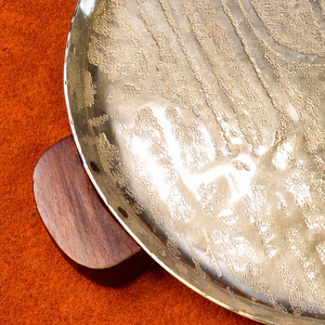 Plateau rond texturé en aluminium de style nordique avec poignée en bois, assiette décorative en métal pour salon de luxe et centre de table de mariage - Product Image 5