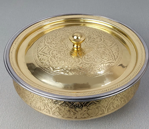 Lujoso juego de utensilios de latón real sobre un elegante pedestal acanalado elevado con una tapa elegante. Disponible a precio de mayorista. - Product Image 5