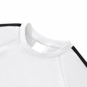 Camiseta Corta de Verano para Mujer de Alta Calidad, Estilo Boxy, de Secado Rápido, con Logotipo Personalizado, Camiseta Corta de Alto Rendimiento con Cintas Adhesivas para Enfriamiento - Product Image 5