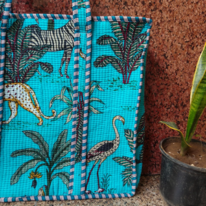 Bolso Tote Acolchado de Algodón Hecho a Mano con Estampado de Palmeras y Animales, Tela de Algodón Puro, Acolchado Kantha, Cierre con Cremallera, Bolso de Hombro - Product Image 3