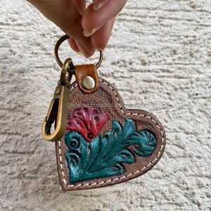 Llaveros de cuero tallados a mano, llaveros de cuero de forma exótica, accesorios de cuero, llaveros bonitos para Unisex - Product Image 3