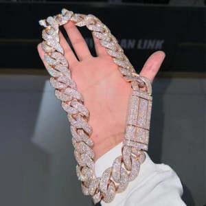 Collar con Colgante de Cruz Urbana Estilo Hip Hop con Incrustaciones de Diamantes de Imitación Brillantes, Joyería de Aleación Moderna, Pieza Destacada para Hombres y Mujeres - Product Image 6