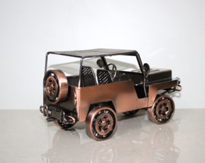 Sculpture de voiture Jeep en métal moderne, artisanale, par NIRMALA HANDICRAFT |   Décoration de table en fer finition cuivre antique du Rajasthan - Product Image 4