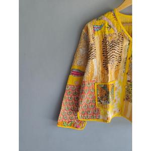 Chaleco acolchado amarillo con estampado indio para mujer, sin mangas, con botones al frente, informal, para invierno, regalo para ella. - Product Image 4