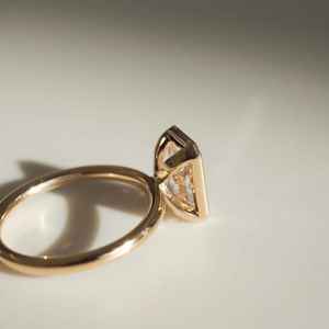 แหวนเพชรทรงรัศมี 2.52 กะรัต ได้รับการรับรองจาก IGI เพชรเพาะเลี้ยงในห้องปฏิบัติการ แหวนทองคำแท้ 14k สำหรับผู้หญิง ของขวัญสุดหรูสำหรับคนรัก เหมาะสำหรับเป็นแหวนหมั้นหรือแหวนแทนใจ - Product Image 3