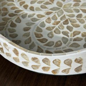Plateau en mosaïque de coquillages fait main, forme irrégulière, motif floral, décoration d'intérieur, artisanat naturel, art des coquillages, plateau de service décoratif - Product Image 4