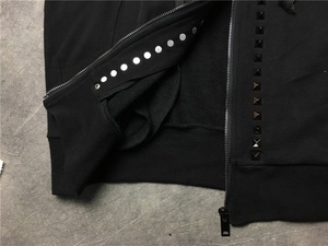 ผู้ผลิตเสื้อฮู้ดดี้แบบมีหมุดย้ำสั่งทำ OEM คุณภาพสูง เสื้อฮู้ดดี้ผ้าฟลีซหนานุ่ม ตกแต่งด้วยหมุดย้ำ สำหรับสตรีทแวร์และแฟชั่นแนวเมือง - Product Image 5