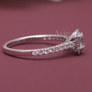 แหวนหมั้นเพชรทรงเหลี่ยมมรกตแบบ Halo ประดับเพชรรอบวง ทอง 18K ได้รับการรับรองจาก IGI - Product Image 5