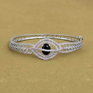 Pulsera de cuentas finas que se puede abrir con chapado en rodio y circonita cúbica acentuada Kada - Product Image 4