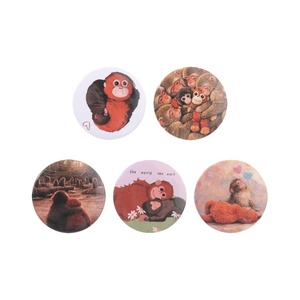 Spilla in latta con simpatico scimmietto, design cartone animato, con la scritta 'The <span class=keywords><strong>World</strong></span> Can Wait', distintivo da risvolto, gioiello a tema animale, regalo per amici - Product Image 1