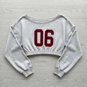 Sweat-shirt court gris signature à épaules dénudées, manches longues, pour femme, avec impression graphique personnalisée, décontracté, en coton, style streetwear - Product Image 3