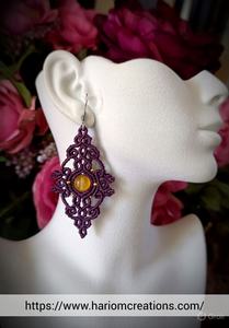 Boucles d'oreilles bohèmes en macramé, pierre d'ambre naturelle, nœuds violets faits à la main, bijoux ethniques dorés - Product Image 5