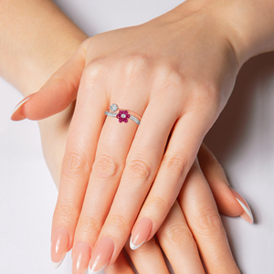 Bague de fiançailles de luxe en or rose 14 carats avec rubis, motif fleur épanouie, diamants et rubis marquise sertis pavé, diamant taille brillant - Product Image 2