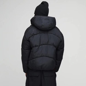 Abrigo de Plumón para Hombre con Capucha de Piel Sintética Impermeable de Alta Calidad, Cremallera Frontal, Bolsillos con Parche y Logotipo Personalizado, para Invierno y Actividades al Aire Libre, Embalaje en Tambor - Product Image 2