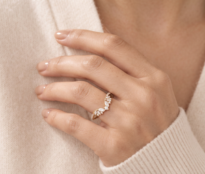 Bague de Fiançailles Minimaliste Courbée en Or Jaune 14K de Luxe avec Diamants en Grappe Marquise en V, Vente en Gros, OEM ODM - Product Image 4