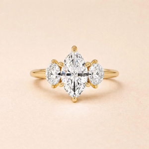 Anillo de Compromiso con Diamante Cultivado en Laboratorio, Corte Marquesa, Diseño con Piedras Laterales Ovaladas, Oro de 14K - Product Image 1