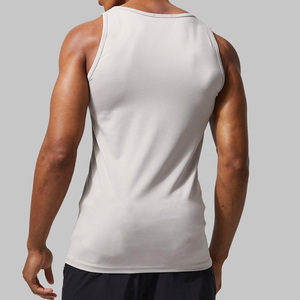 Camiseta sin mangas de compresión para hombre, transpirable, ajustada, con aberturas en las axilas, ideal para fitness y gimnasio. - Product Image 5