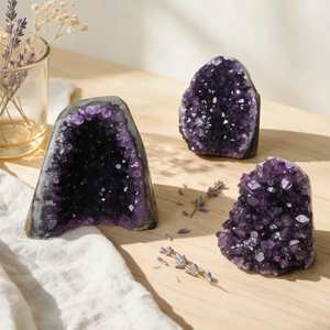 Vente en gros de grappe de cristaux d'améthyste naturelle, géode, pierre irrégulière violet foncé, agate Ruhi polie, Gujarat, décoration intérieure - Product Image 4