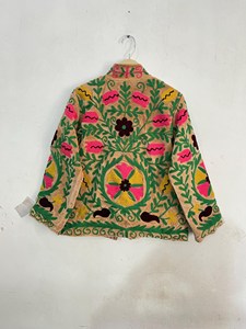 Veste courte en velours beige brodée à la main avec des motifs de vigne verte et de fleurs roses et jaunes, style bohème ethnique pour femme - Product Image 5
