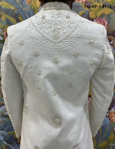 ชุดเชอร์วานีสีขาวอมครีป ปกแมนดาริน ตกแต่งด้วยด้ายมุก ลายดอกไม้ไซเบอร์ลาติซ พร้อมจารอกาแบบโค้ง สำหรับเจ้าบ่าว - Product Image 1