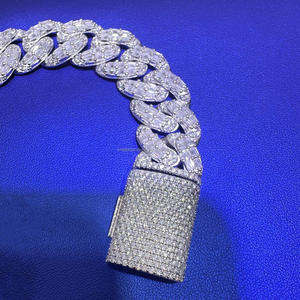 สร้อยข้อมือฮิปฮอปแบบ Cuban Link ชุบทองคำขาว 925 ประดับเพชรโมอิสซาไนต์ สำหรับผู้ชาย จาก Vana Jewels - Product Image 2