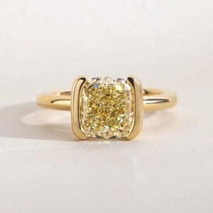 Anillo de Diamante Amarillo de 3.25CT, Corte Cojín, Cultivado en Laboratorio, Engaste de Media Bisel, Oro de 14K, Proveedor - Product Image 1