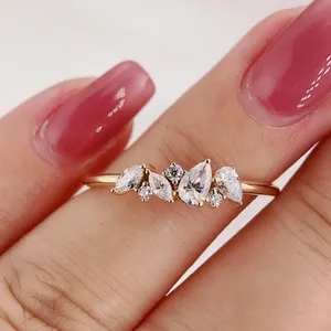 Anillo con Racimo de Diamantes en Corte Pera y Marquesa en Oro Amarillo Sólido con Piedras Redondas Decorativas y Elegante Diseño Floral - Product Image 1