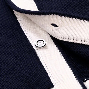 Logos brodés sur des pulls à col en V de haute qualité pour les sororités/fraternités/écoles/collèges/universités, logos sur des cardigans tricotés. - Product Image 4