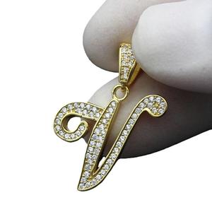 Colgante de moda con letra V de moissanita y plata de ley 925, estilo audaz y brillante, sin cadena, al por mayor y económico - Product Image 4