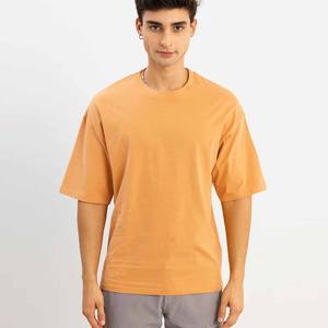 T-shirt oversize élégant en coton doux, offrant une ambiance streetwear épurée et un confort inégalé toute la journée. - Product Image 2