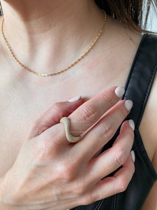 Anillo de banda ondulada con diamantes en racimo, anillo llamativo de oro de 14K, anillo de compromiso con diamante de laboratorio en forma de pera, anillo nupcial curvo único - Product Image 3