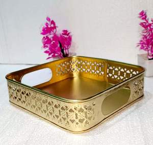ถาดสี่เหลี่ยมเล็กตกแต่งทำมือจากโลหะสีทองสำหรับเสิร์ฟในครัว โต๊ะรับประทานอาหาร ห้องนั่งเล่น ใส่ขนมและเครื่องดื่ม - Product Image 3