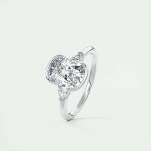 Anillo de compromiso de tres piedras con diamante cultivado en laboratorio de corte cojín alargado de 2.50 quilates y piedras laterales en forma de pera en oro blanco de 14K para novia - Product Image 2
