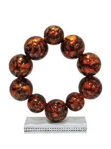 Escultura moderna de aluminio con diez esferas marrones y negras marmoleadas dispuestas en un anillo circular sobre un pedestal de mármol con cuentas. - Product Image 2